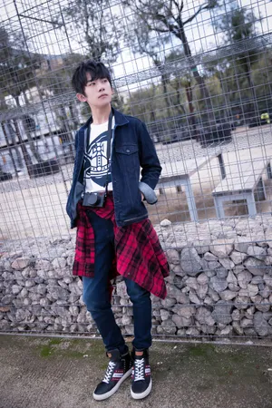 TFBOYS易烊千玺巴塞罗那旅拍图片_3