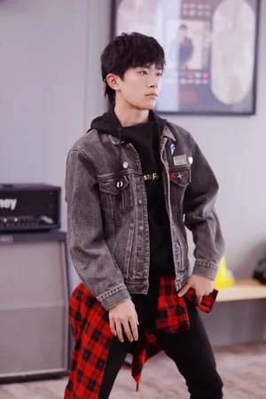 TFBOYS易烊千玺高清帅气图片_2