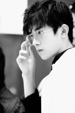 tfboys易烊千玺雅痞帅气写真图片_2