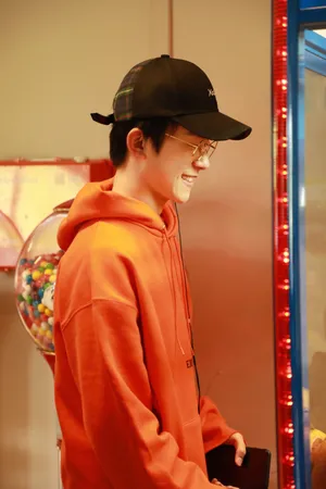 TFBOYS易烊千玺帅气生活照图片_4