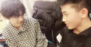 易烊千玺图片易烊千玺与队员合照图片_2