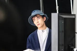 易烊千玺杂志写真帅气花絮照片