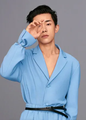 易烊千玺高冷帅气时尚杂志封面大片_3