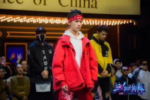 易烊千玺《这就是街舞》红衣脏辫帅气写真图片_8