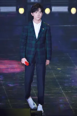 易烊千玺微博之夜高清现场图片_4