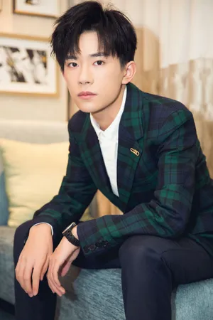 易烊千玺微博之夜绿色西装帅气图片_3
