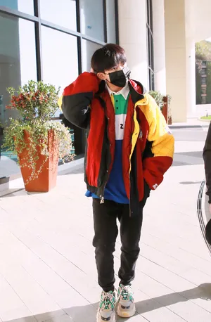 易烊千玺炫彩私服上班街拍写真图片