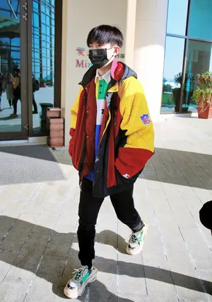 易烊千玺炫彩私服上班街拍写真图片_3