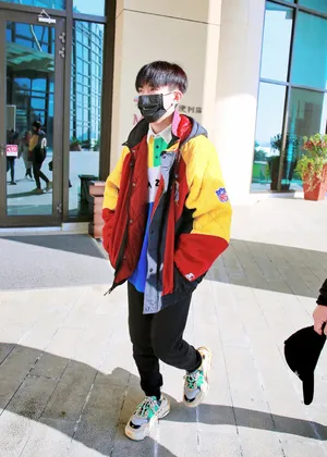 易烊千玺炫彩私服上班街拍写真图片_4
