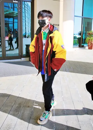 易烊千玺炫彩私服上班街拍写真图片_5