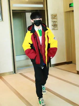 易烊千玺炫彩私服上班街拍写真图片_7