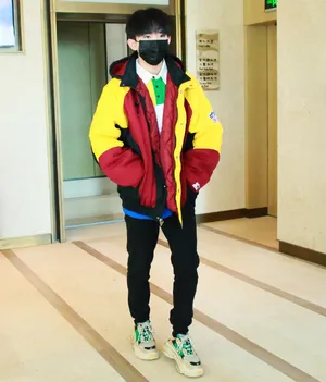易烊千玺炫彩私服上班街拍写真图片_8
