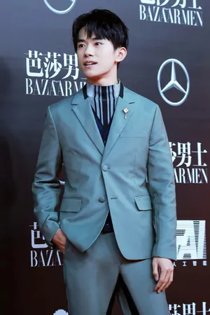 易烊千玺图片：易烊千玺2017巅峰人物获奖图片