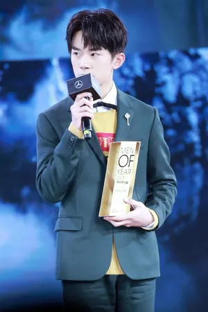 易烊千玺图片：易烊千玺2017巅峰人物获奖图片_3