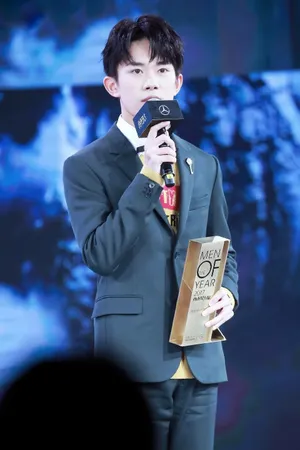 易烊千玺图片：易烊千玺2017巅峰人物获奖图片_5