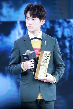 易烊千玺图片：易烊千玺2017巅峰人物获奖图片_6