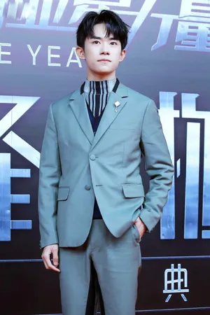 易烊千玺图片：易烊千玺2017巅峰人物获奖图片_7