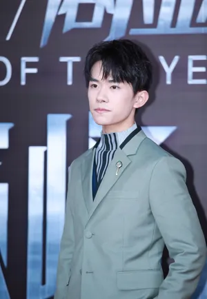 易烊千玺图片：易烊千玺2017巅峰人物获奖图片_9