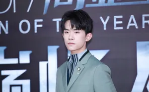 易烊千玺图片：易烊千玺2017巅峰人物获奖图片_10