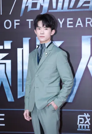 易烊千玺图片：易烊千玺2017巅峰人物获奖图片_11