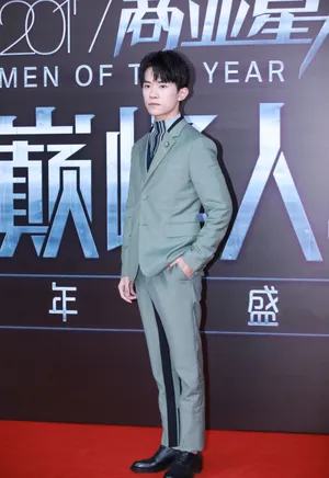 易烊千玺图片：易烊千玺2017巅峰人物获奖图片_12
