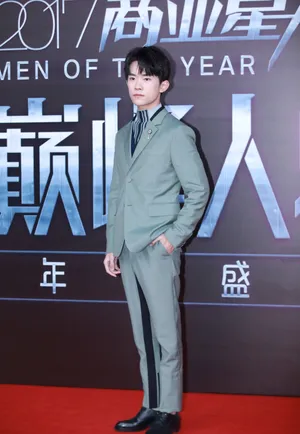 易烊千玺图片：易烊千玺2017巅峰人物获奖图片_13