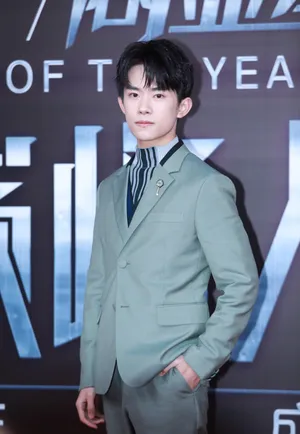 易烊千玺图片：易烊千玺2017巅峰人物获奖图片_14