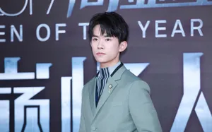 易烊千玺图片：易烊千玺2017巅峰人物获奖图片_15