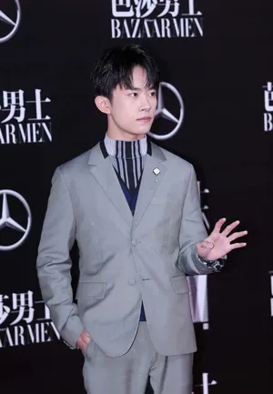 易烊千玺芭莎男士帅气图片_4