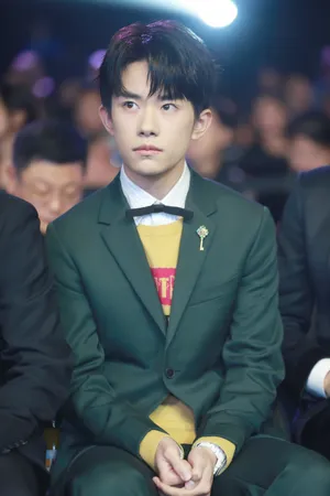 易烊千玺绿色西装帅气高清图片_4