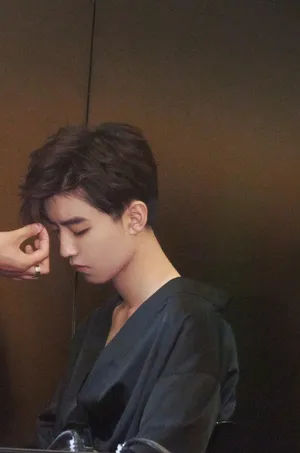 王俊凯2019春夏米兰男装周花絮照图片_3