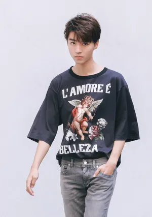 TFBOYS王俊凯休闲帅气活动照图片_1