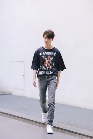 TFBOYS王俊凯休闲帅气活动照图片_2