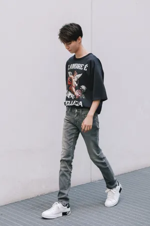 TFBOYS王俊凯休闲帅气活动照图片_3
