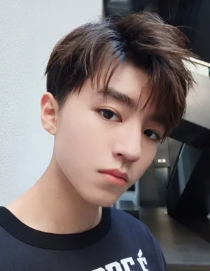 TFBOYS王俊凯休闲帅气活动照图片_4