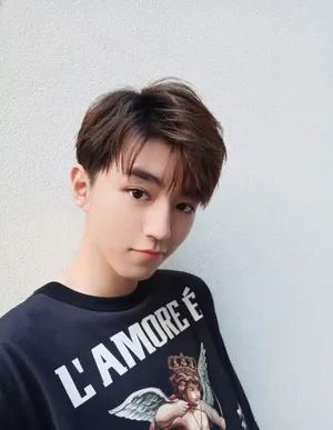 TFBOYS王俊凯休闲帅气活动照图片_5