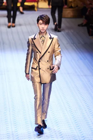 TFBOYS王俊凯2019春夏男装秀帅气图片_2