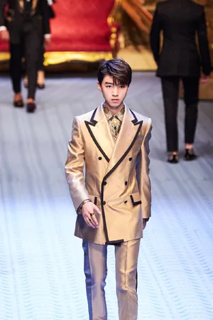 TFBOYS王俊凯2019春夏男装秀帅气图片_3