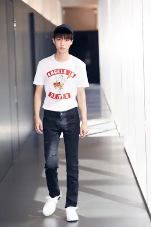 王俊凯2019春夏米兰男装周帅气图片