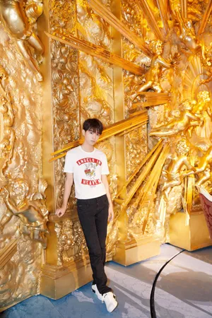 王俊凯2019春夏米兰男装周帅气图片_5