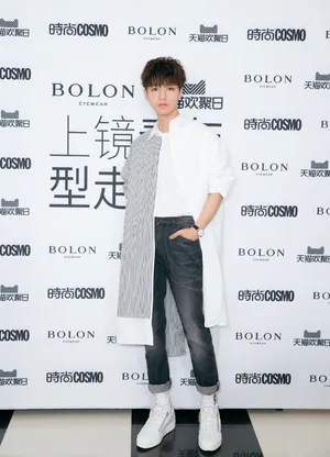 tfboys王俊凯品牌发布会帅气写真图片