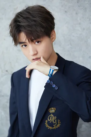 tfboys王俊凯工行发布会稳重绅士写真图片_3
