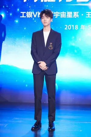 tfboys王俊凯工行发布会稳重绅士写真图片_7