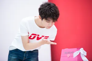 tfboys王俊凯小清新帅气写真花絮图片_4