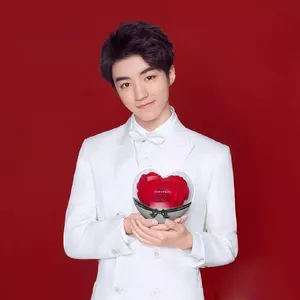 tfboys王俊凯纯白西服帅气写真图片_2