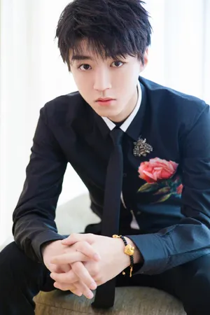 tfboys王俊凯黑色系精致优雅写真图片_2