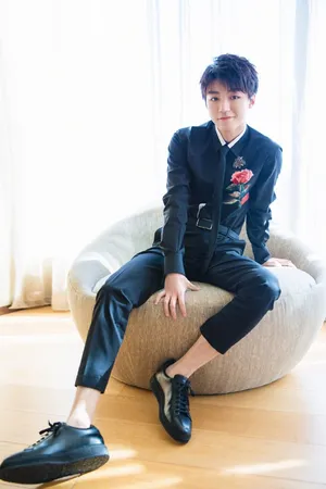tfboys王俊凯黑色系精致优雅写真图片_3