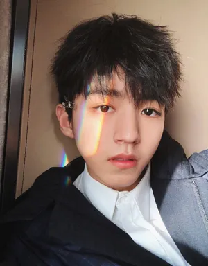 王俊凯慵懒光影英俊写真图片_2