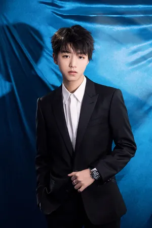 tfboys王俊凯西装帅气写真图片