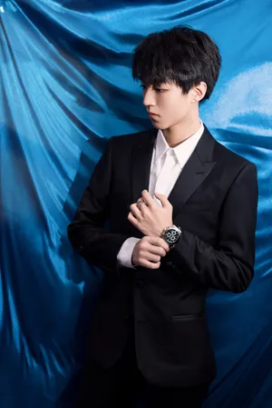 tfboys王俊凯西装帅气写真图片_3